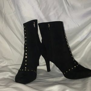 👢Kelly & Kate Faux Suede Boots👢